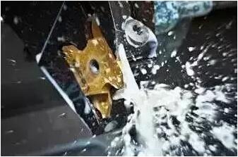 防止切削液發(fā)臭，還鋁合金壓鑄車間一個(gè)良好的環(huán)境